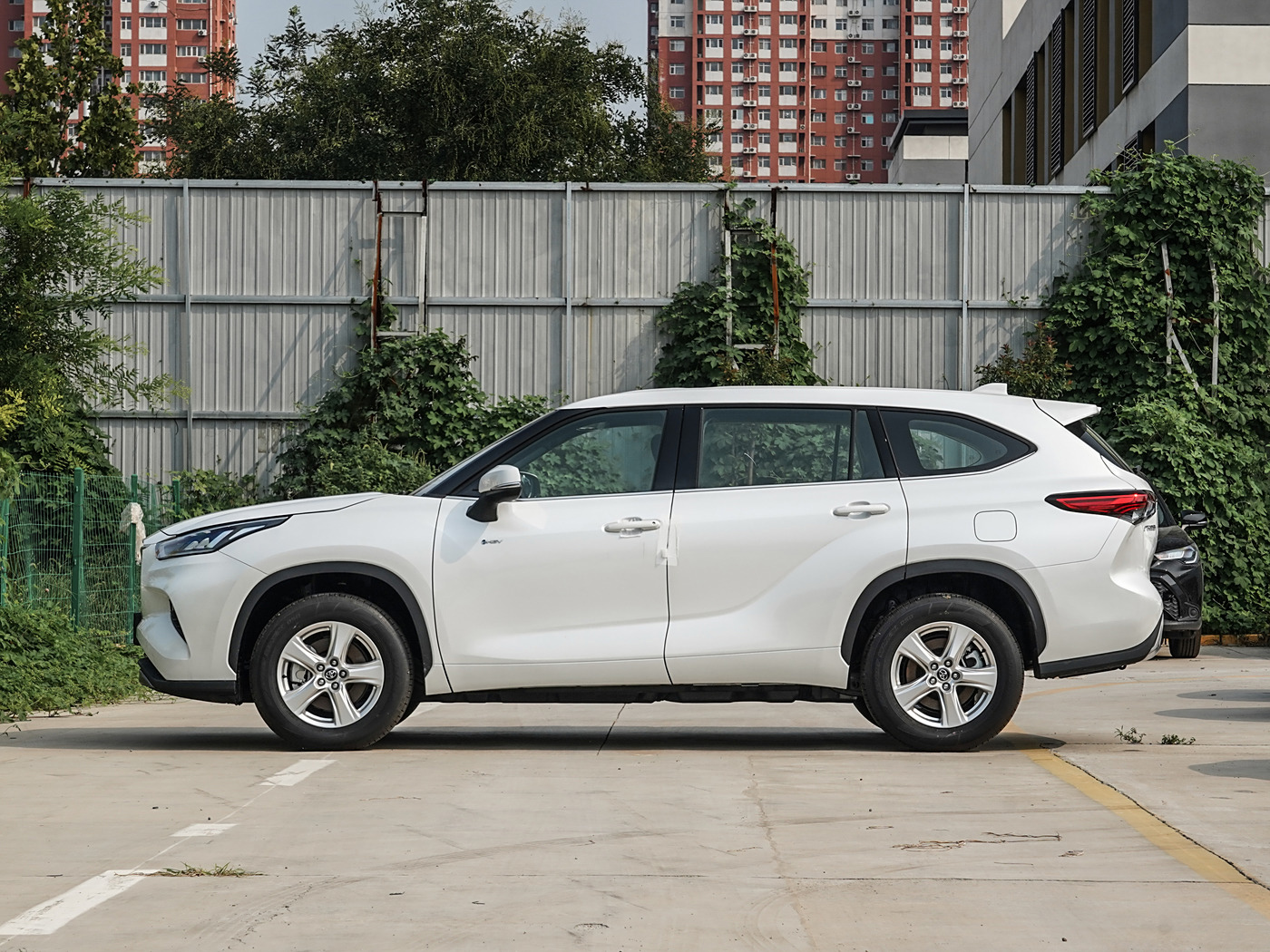 Toyota Highlander 2023 2.5L smart electric hybrid two-drive elite version 5 seats - Image 3