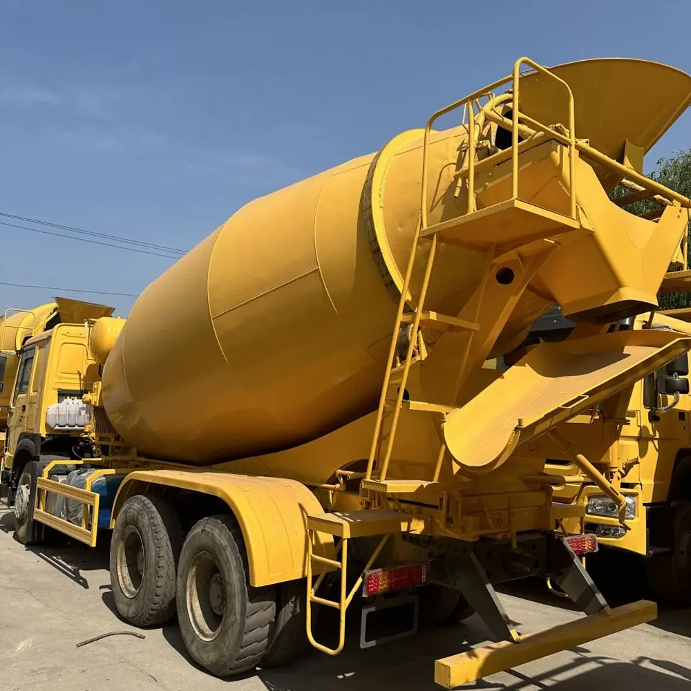 Sinotruk Howo 16 Cubic Concrete Mixer Truck - Image 3