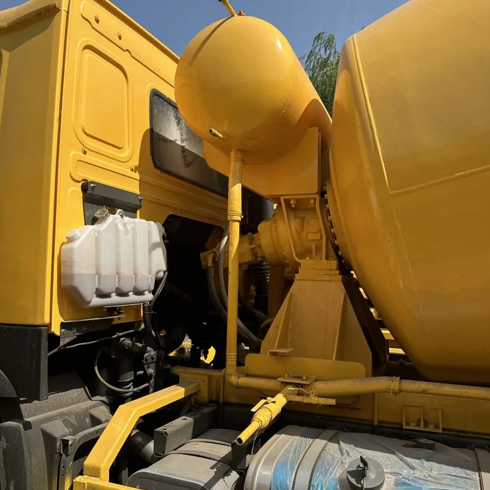 Sinotruk Howo 16 Cubic Concrete Mixer Truck - Image 6
