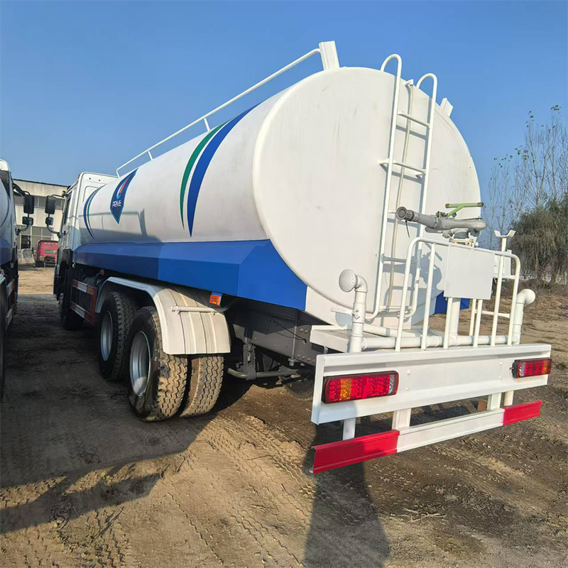 HOWO Sprinkler Truck 6x4 18000L Tanker Truck - Image 2