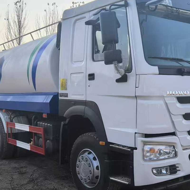 HOWO Sprinkler Truck 6x4 18000L Tanker Truck - Image 4