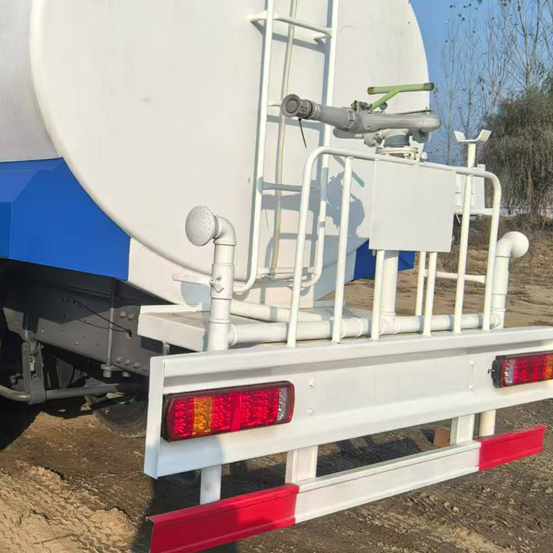 HOWO Sprinkler Truck 6x4 18000L Tanker Truck - Image 5
