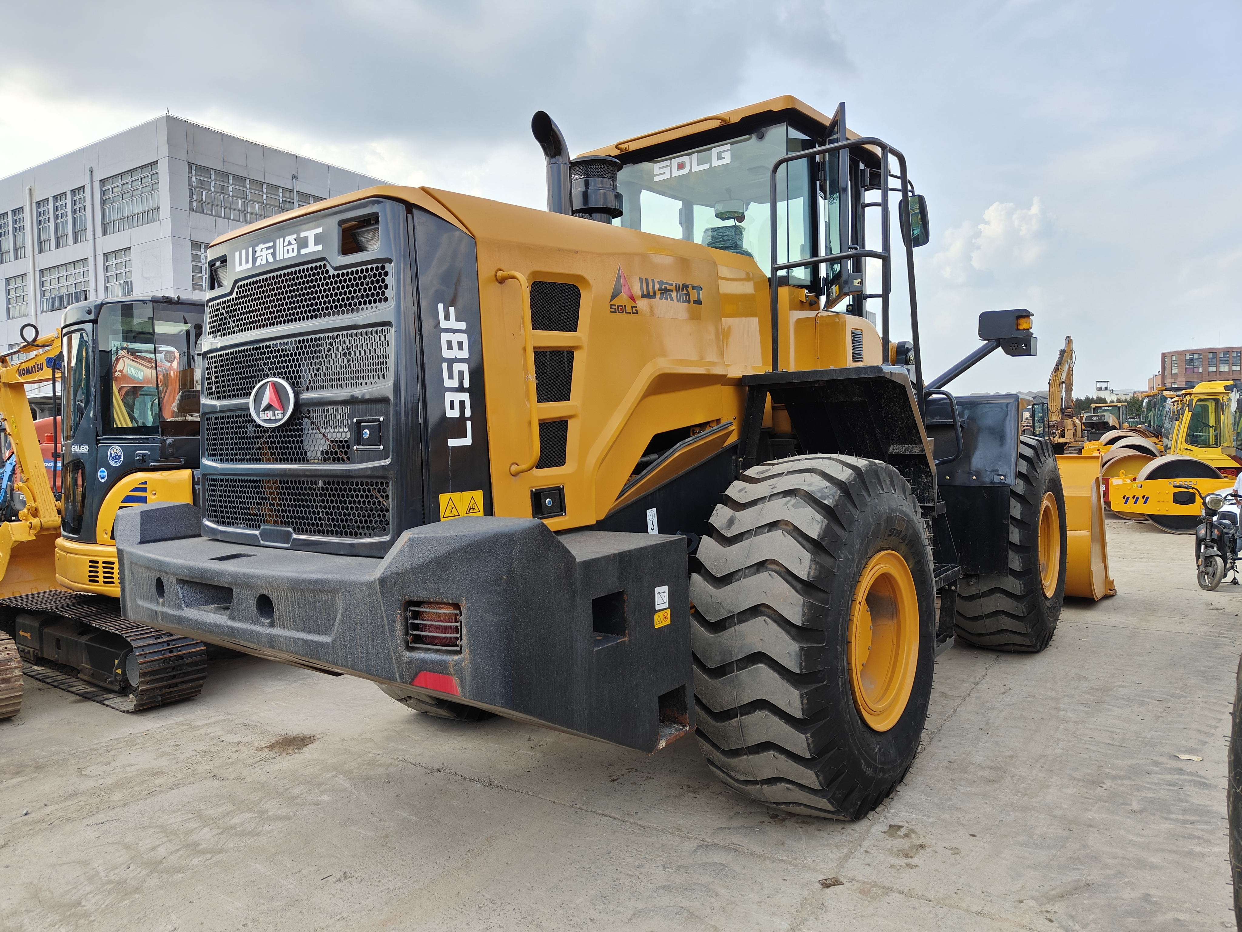 Refurbishment machine SDLG L958F LOADER - Image 4