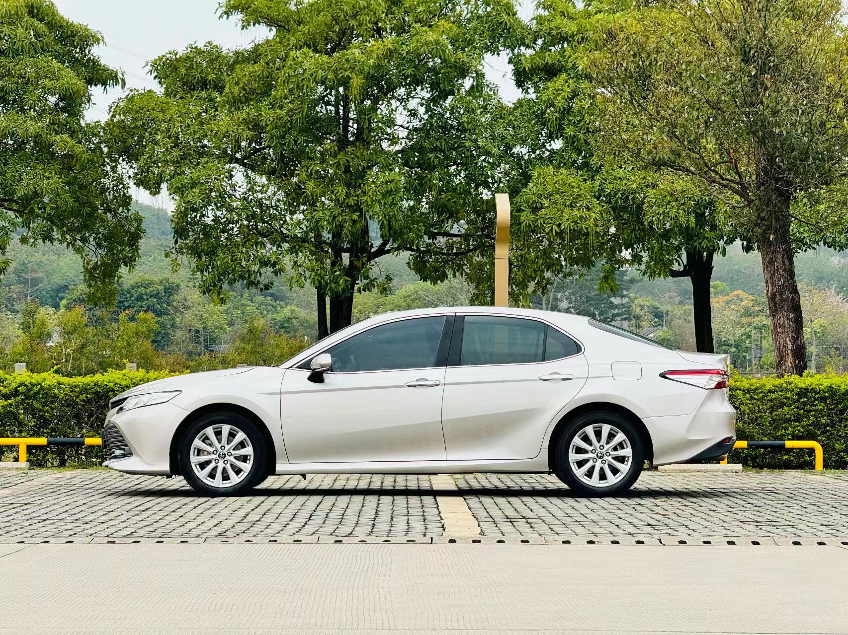 Used Toyota 2019 Camry facelift 2.0G Luxury Edition - Image 3