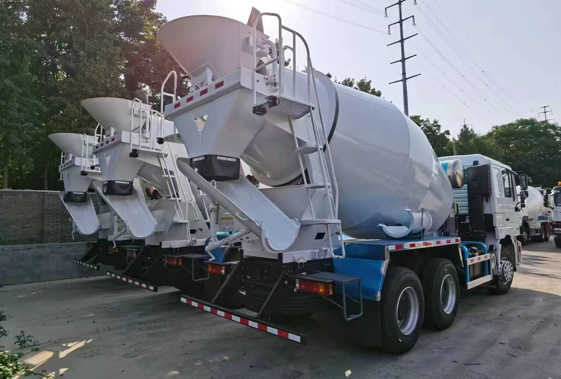 NEW SHACMAN F2000 Heavy Duty Mixer Truck / 6x4 - Image 2