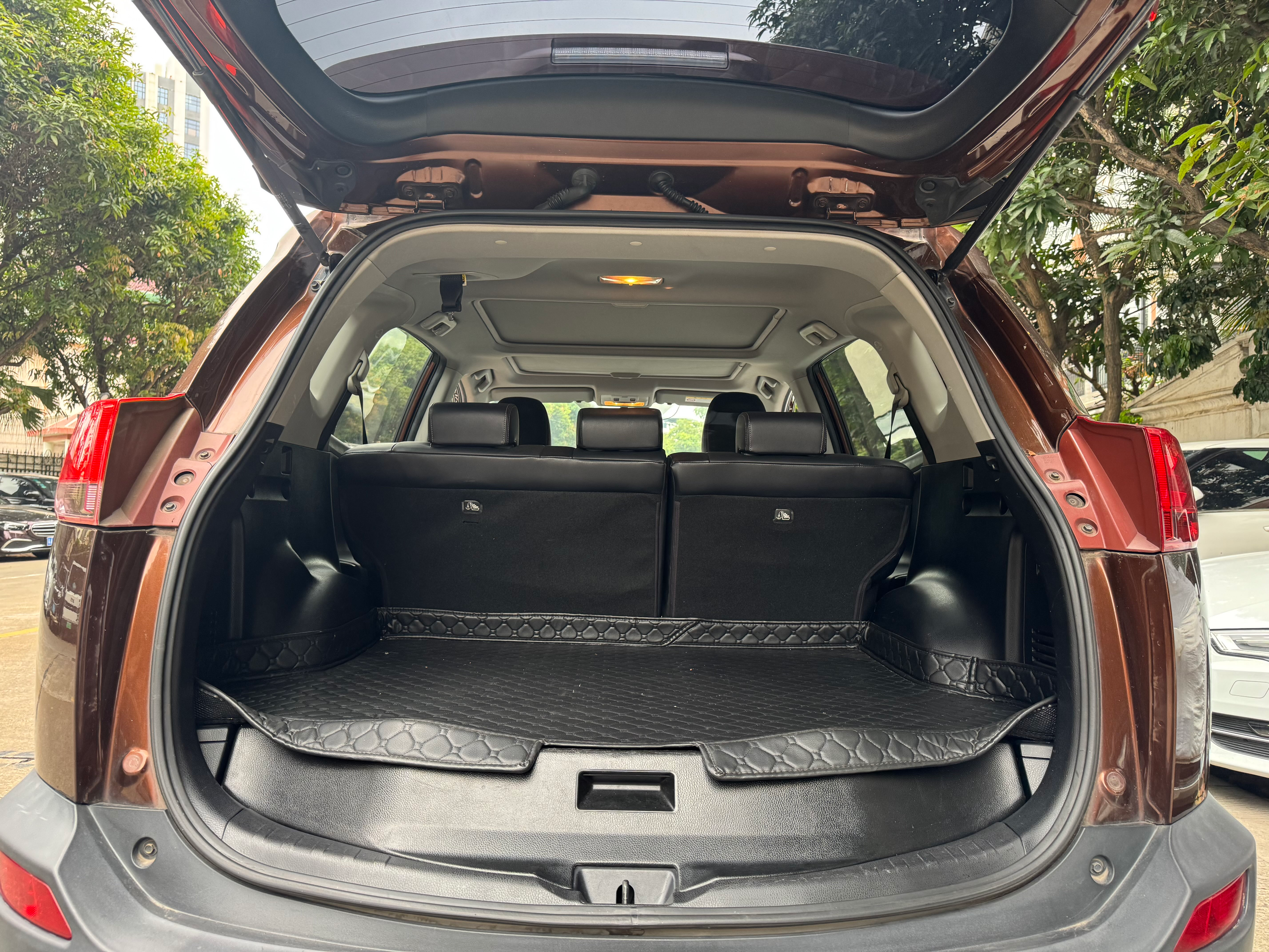 Used Toyota 2013 RAV4 2.5L Automatic Four-Wheel Drive Luxury Edition - Image 4